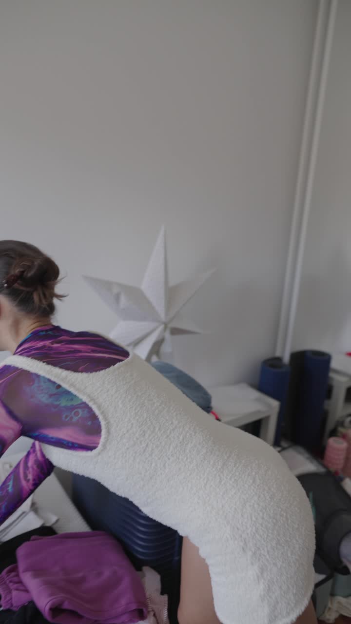 침실 에서 옷 을 정리 하는 여자