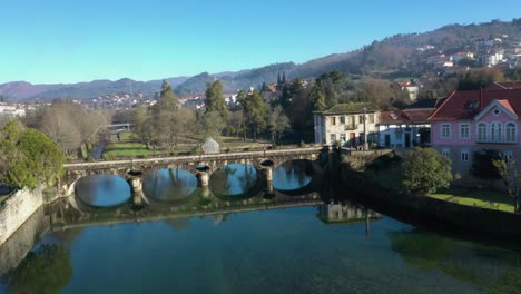 Ruhiges-Wasser-Im-Fluss-Vez-Spiegelt-Symmetrische-Bögen-Unter-Der-Brücke-In-Der-Stadt-Arcos-De-Valdevez-In-Portugal-Wider