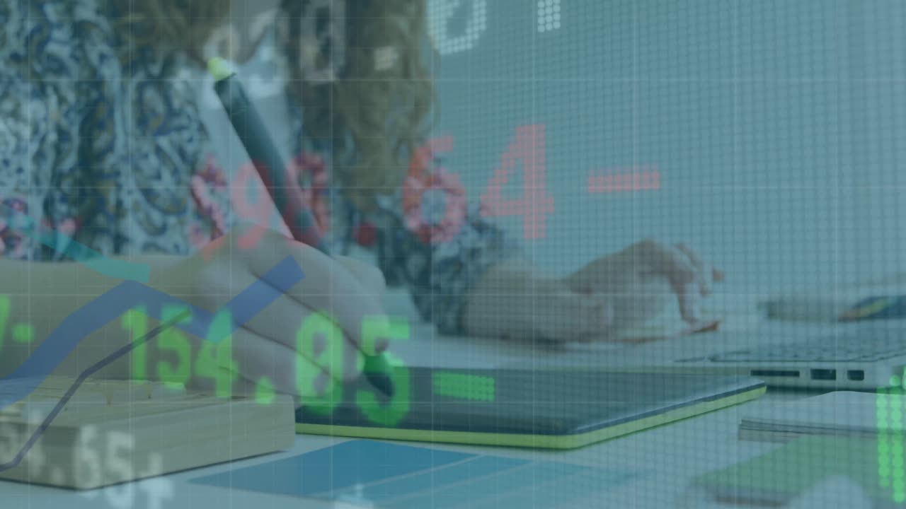 animación del procesamiento de datos financieros sobre la mujer en la oficina utilizando una tableta gráfica