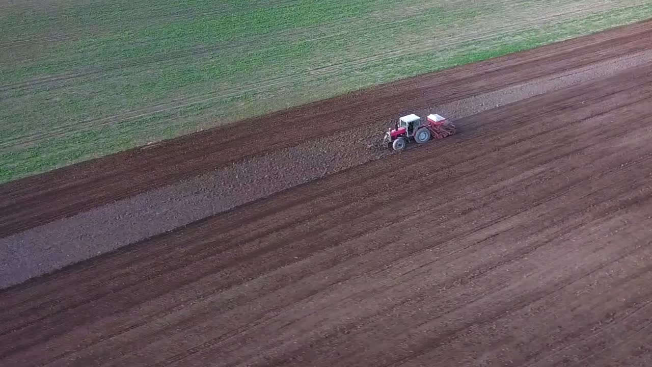 트랙터 쟁기질 공중 촬영