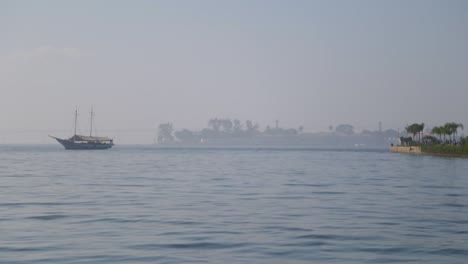 Barco-En-El-Horizonte-En-Baia-De-Guanabara,-Vista-Desde-Praca-Maua,-En-Río-De-Janeiro,-Brasil