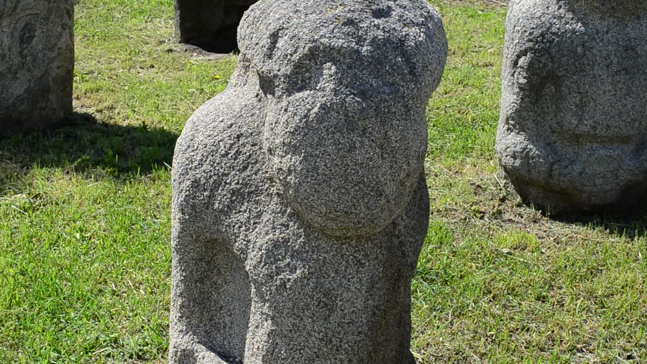 Statue di pietra polovziane. Ucraina. Realizzate tra il IX e il XIII secolo. Le sculture sono fatte di arenaria grigia