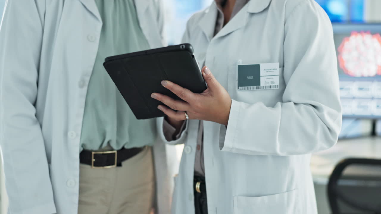 tableta, trabajo en equipo o manos de científicos