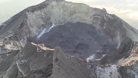 巴厘島活躍火山agung山的火山口邊緣