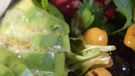 primer plano de una ensalada de aguacate