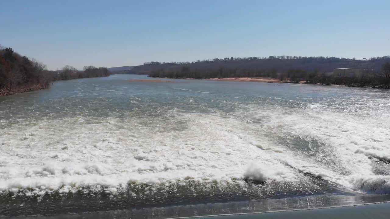 미국 아칸소주 베이츠빌(batesville)에 있는 화이트 리버 록(live river lock)과 댐의 공중 전망 - 낮은 드론 샷