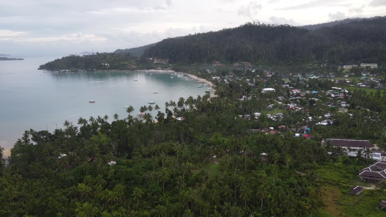 playa de itaytay y hábitat exuberante tropical de port barton pueblo subdesarrollado, filipinas