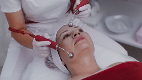 mujer que recibe tratamiento facial