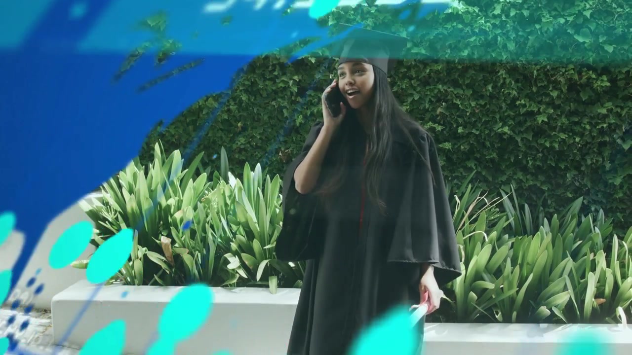 Donna in toga di laurea che tiene in mano un telefono, con una grafica animata che scorre rivelando dati, sorridendo.