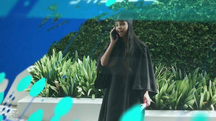 Donna in toga di laurea che tiene in mano un telefono, con una grafica animata che scorre rivelando dati, sorridendo.