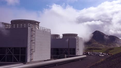 toma de establecimiento de una planta de energía geotérmica en islandia donde se genera electricidad limpia 5