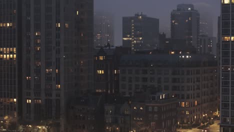 inclinación aérea hacia abajo de apartamentos residenciales en el centro de chicago, horizonte nocturno