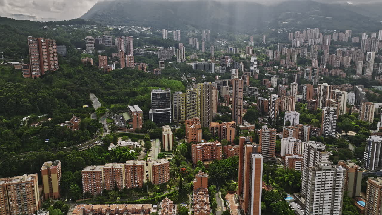 Medelín Colômbia Aéreo v10 sobrevoo de Castropol, capturando a paisagem urbana de encosta dos bairros residenciais e comerciais de Lalinde, Las Lomas I e Asomadera II - Filmado com Mavic 3 Cine - Novembro de 2022