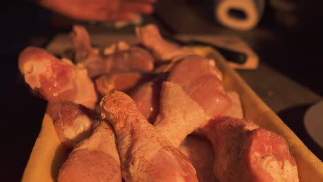수분이 많은 생고기 다리 조각 준비 바베큐 근접 촬영