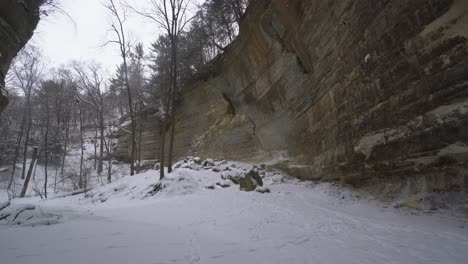 majestuoso cañón rocoso durante el invierno mientras nieva