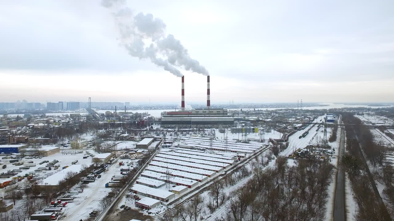 chimeneas humeantes en la central eléctrica de la ciudad de invierno. vista aérea de tuberías industriales.
