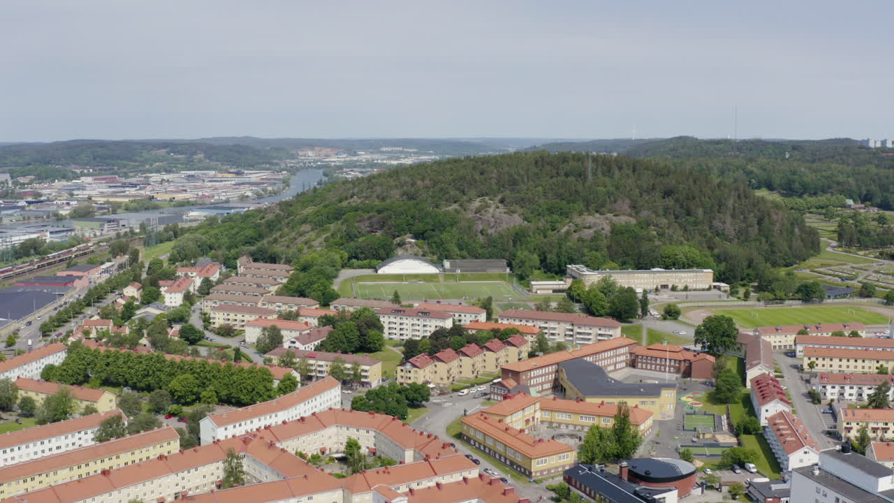 aéreo apartamento edificios casas ciudad gotemburgo suecia campos de fútbol estadio de fútbol colina bosque calle carros conducción niños jugando patio trasero rascacielos alto concreto escuela soleado verano día casa ikea