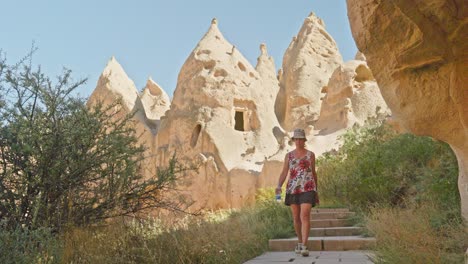 mujer explora hadas chimenea paisaje rocoso único día soleado