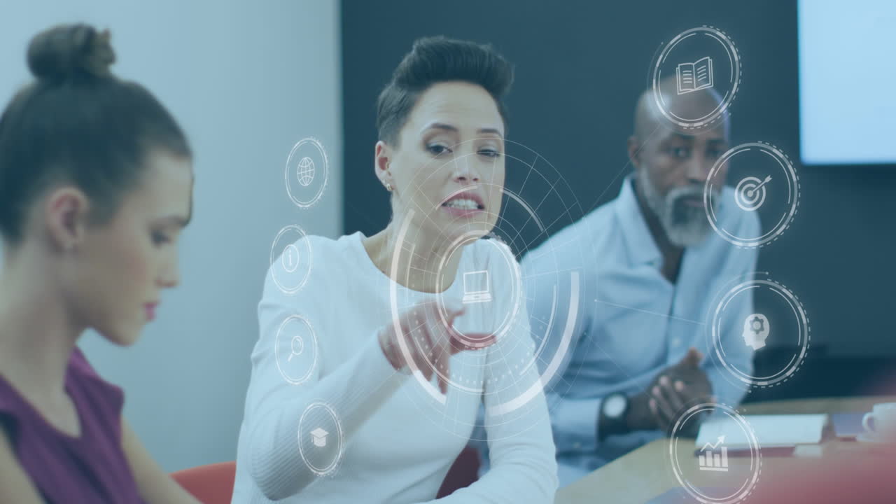 animación de iconos digitales sobre mujer caucásica discutiendo con diversos colegas en la oficina.