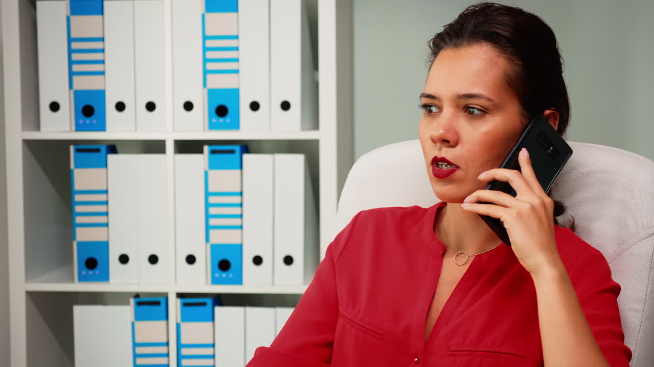 Mujer hablando por teléfono durante el trabajo