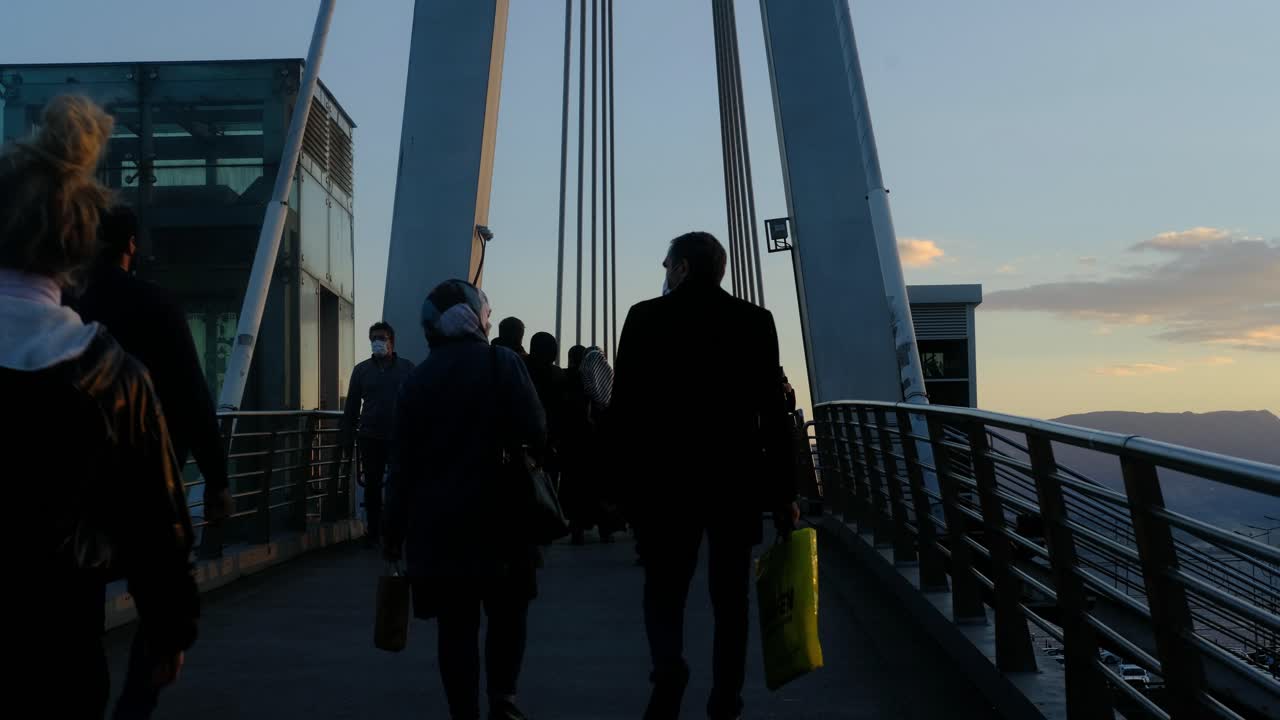 오버패스 를  ⁇ 고 있는 사람 들