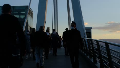 personas caminando por el puente