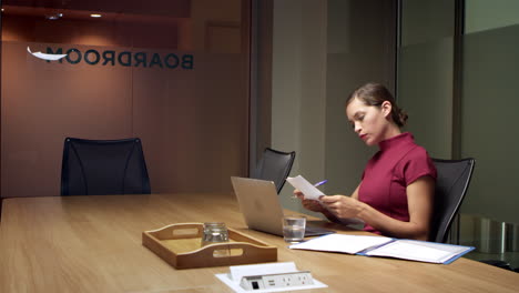 Mujer-De-Negocios-Trabajando-Hasta-Tarde-En-Documentos-En-La-Oficina,-Filmada-En-R3d