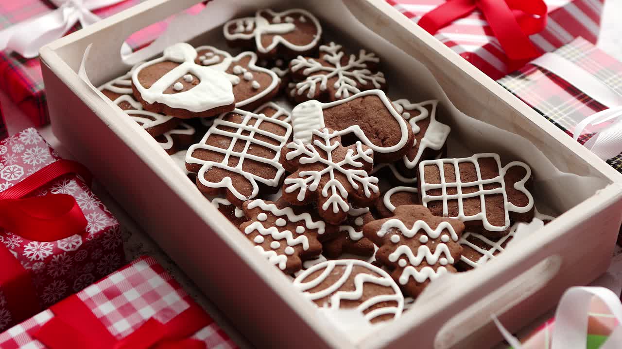 deliciosas galletas de jengibre frescas decoradas con navidad colocadas en una caja de madera
