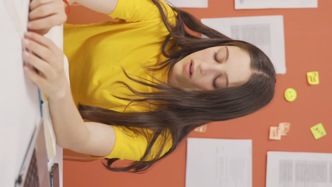 video vertical de una niña cansada y enferma.