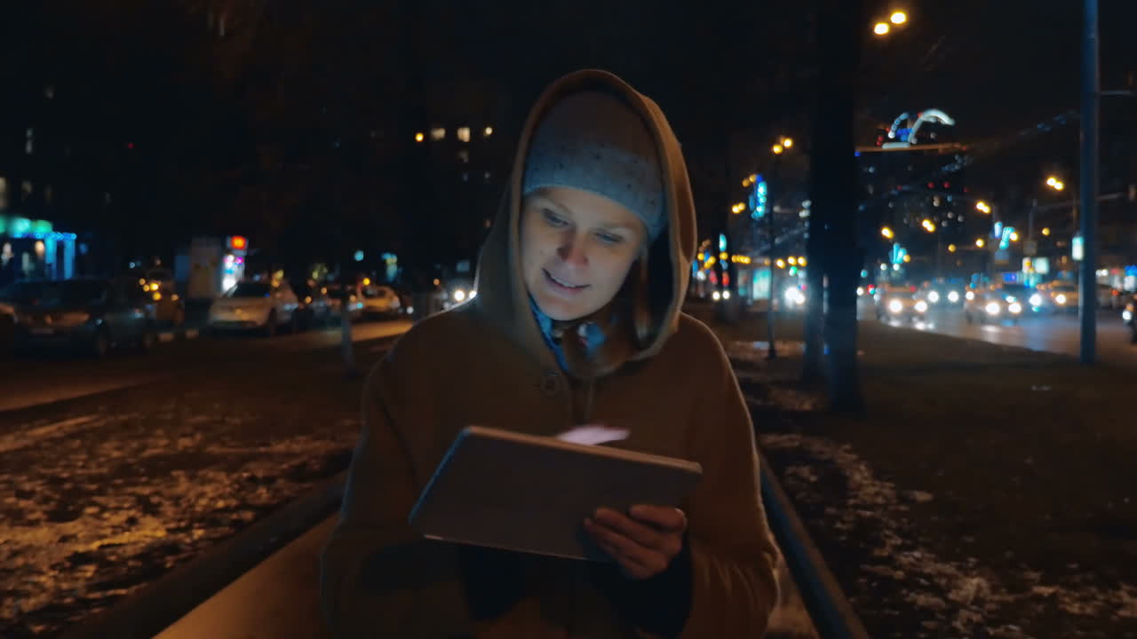 Passeggiata serale in città con tablet
