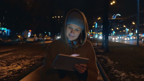 Abendspaziergang-In-Der-Stadt-Mit-Tablet-Computer