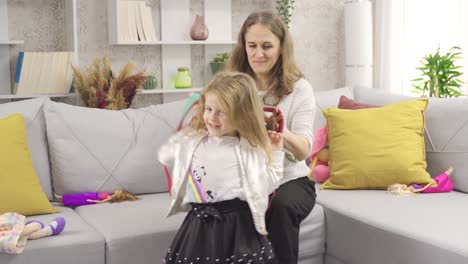 la madre de la niña que va a la escuela está empacando su bolsa.