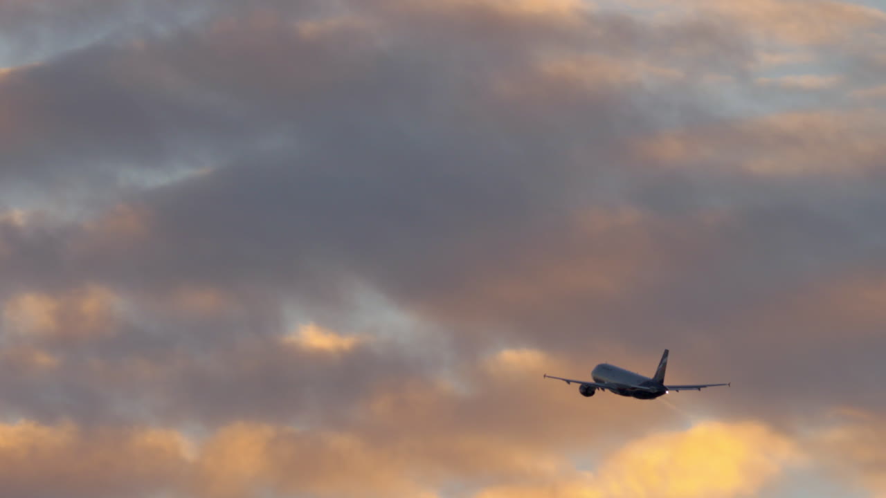 vuelo de avión en el cielo nublado de la noche