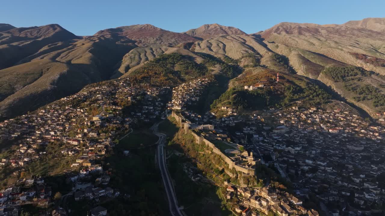 Imagem aérea do Castelo de Gjirokaster cercado por cores suaves do crepúsculo