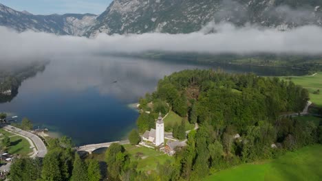 Vista-Aérea-Del-Lago-Bohinj-Su-Iglesia,-Iglesia-De-San