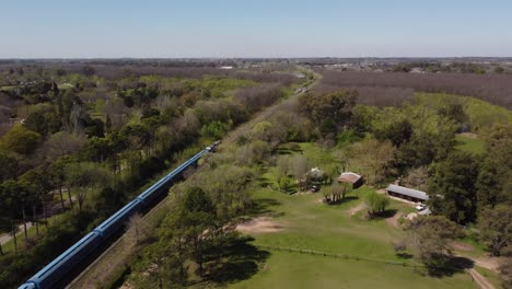 Vista-Aérea-De-Un-Tren-Azul-En-Zona-Rural-De-Buenos-Aires,-Argentina