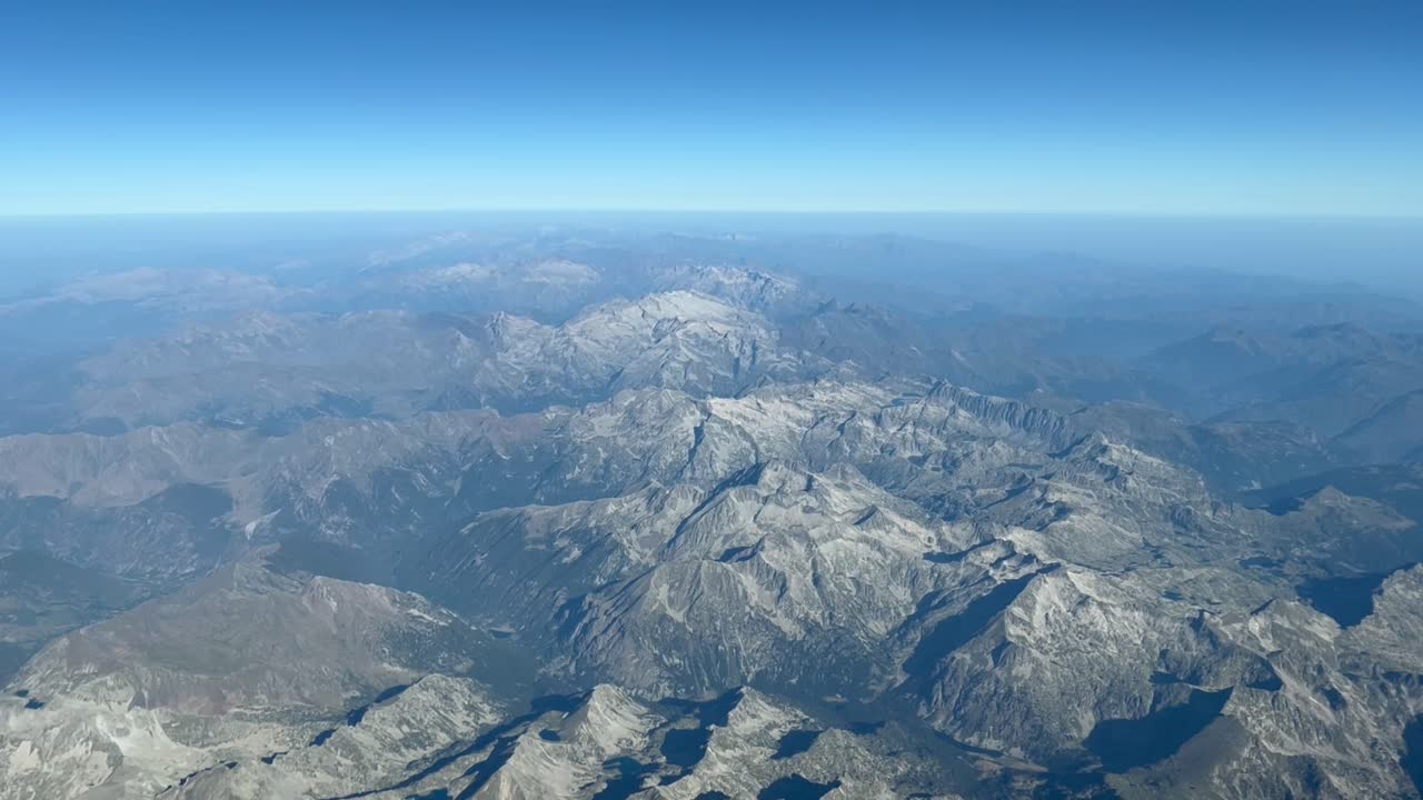 스페인에서 프랑스로 건너는 피레네 산맥의 조감도
