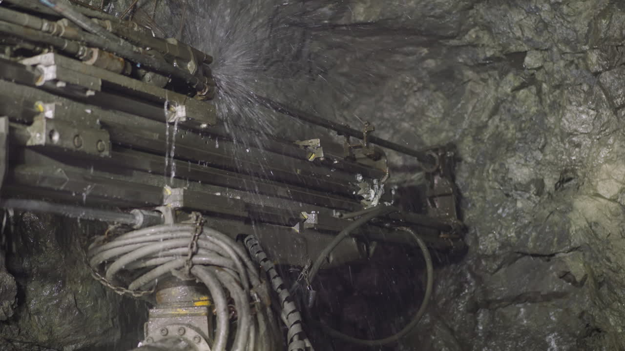 로 ⁇  드릴은 단단한 바위에 구 ⁇ 을  ⁇ 고 차가운 물을 뿌립니다.