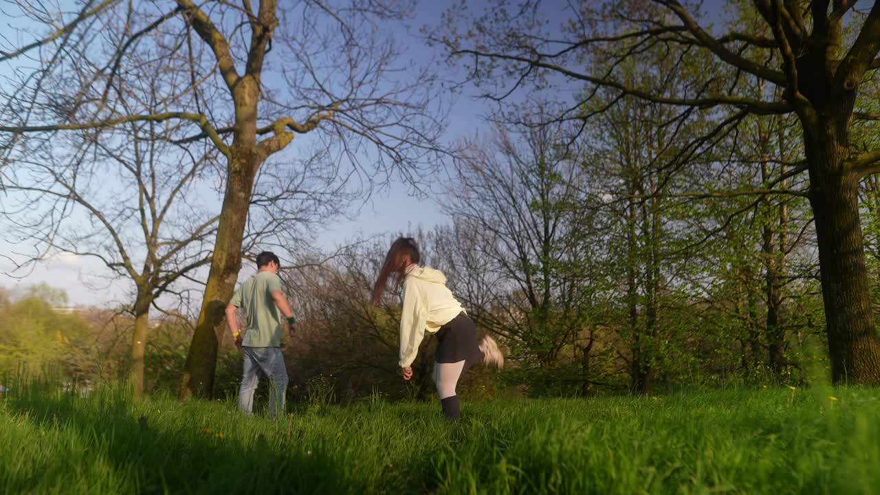 공원에서 산책 하는 부부