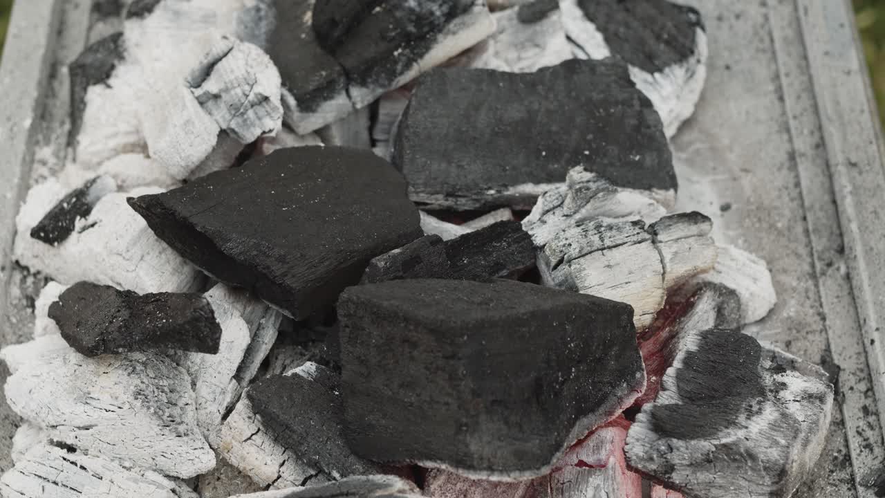 carbón blanco caliente en barbacoa con llamas desde la parte superior - timelapse