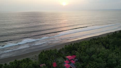 Sonnenuntergang-über-Dem-Pazifischen-Ozean-Am-Abgelegenen-Playa-Cuevita-Im-Kolumbianischen-Departement-Chocó