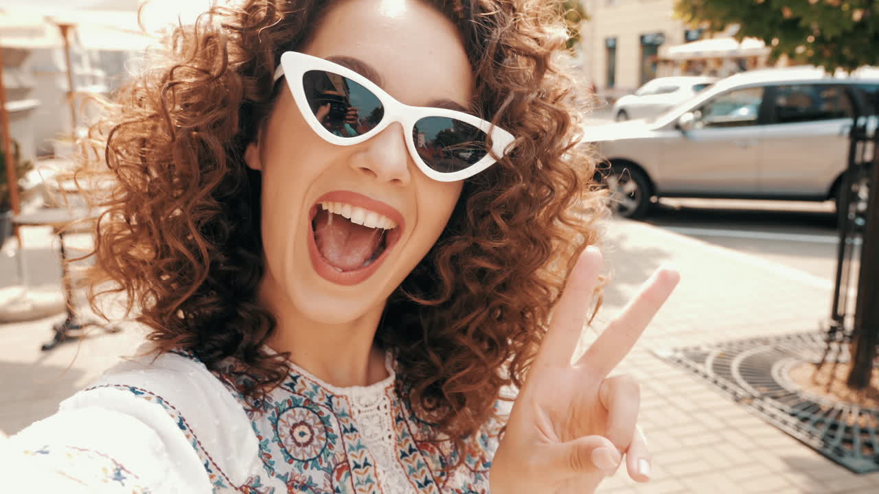 mujer tomando selfies en la ciudad