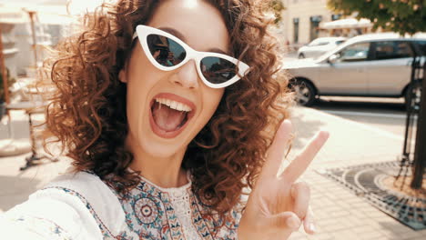 mujer tomando selfies en la ciudad