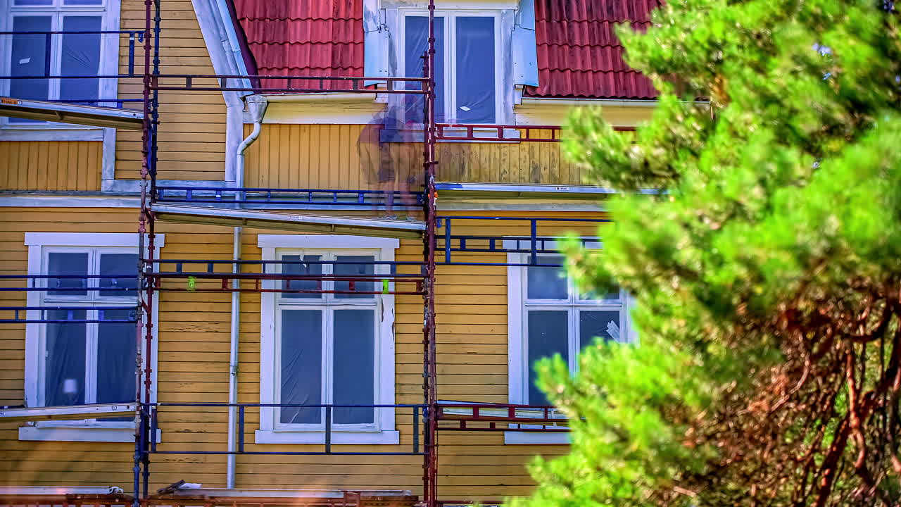 soporte estable de andamios para timelapse de trabajo de pintura de cuello azul