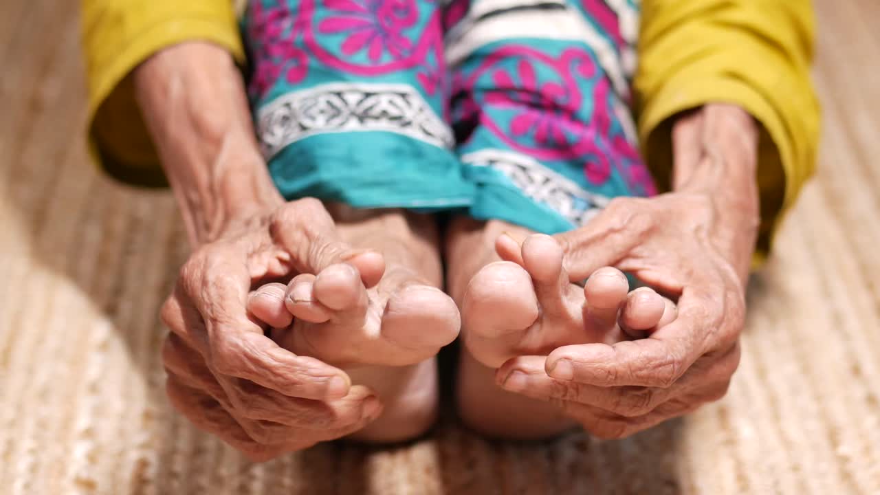 발 을 펴고 있는 노인