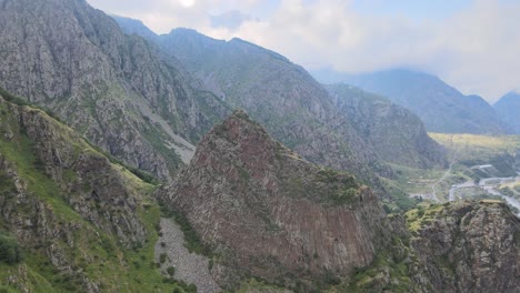 una vista dramática de una cordillera rocosa con acantilados escarpados y terreno escarpado