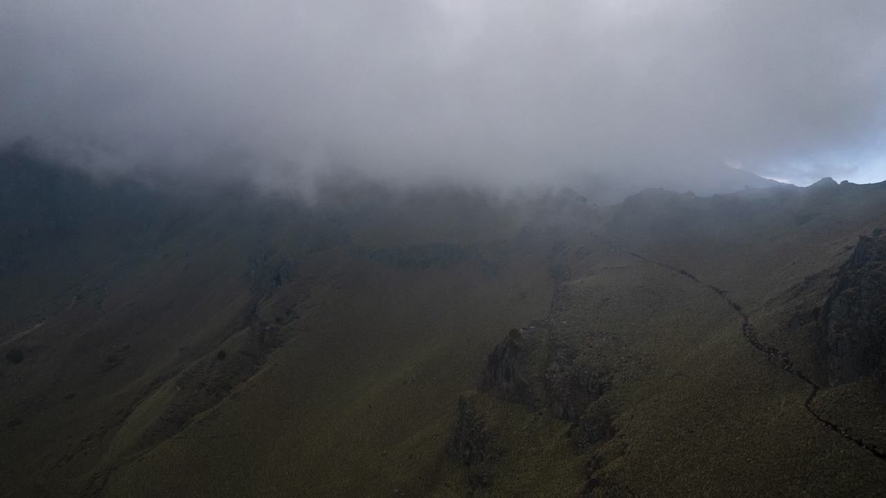 hiperlapso de las nubes que fluyen hacia el camino de la montaña