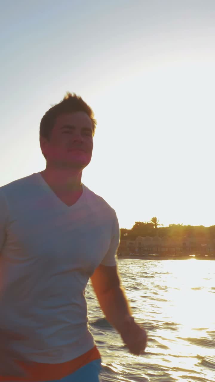 해질녘 해변을 달리는 남자