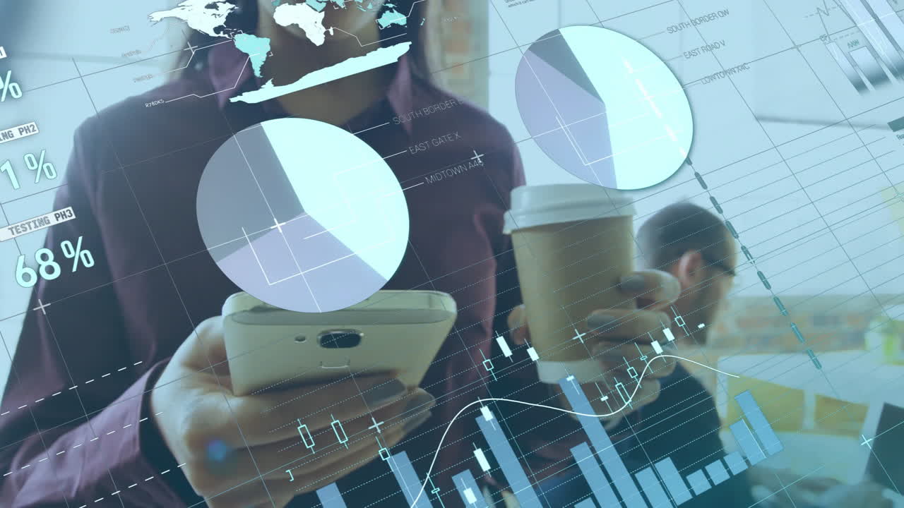 animación del procesamiento de datos financieros sobre una mujer de negocios afroamericana que usa un teléfono inteligente