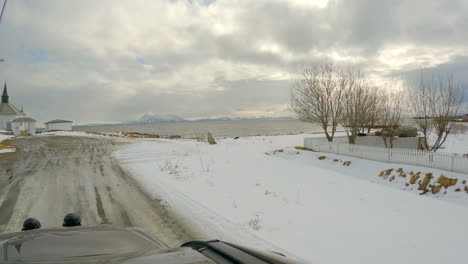 Conduciendo-Por-Un-Camino-De-Grava-Con-Una-Vista-Panorámica-Junto-A-La-Carretera-Hacia-Senja,-Estacionando-Frente-A-La-Iglesia-De-Dverberg